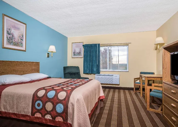 Super 8 By Wyndham Osseo Wi