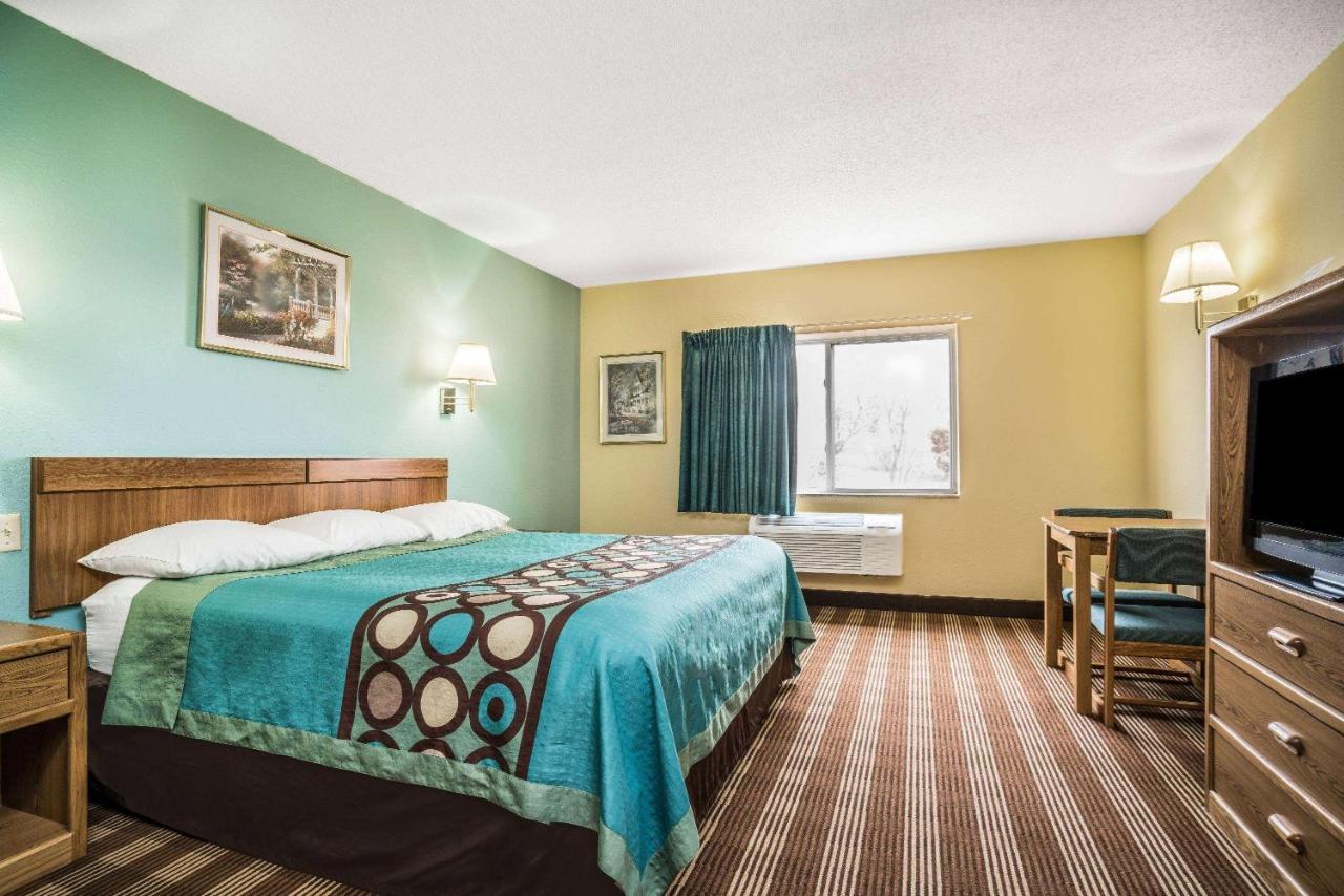Super 8 By Wyndham Wi Hotel