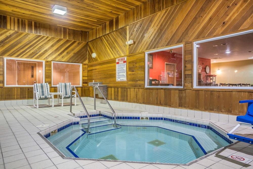Super 8 By Wyndham Wi Hotel
